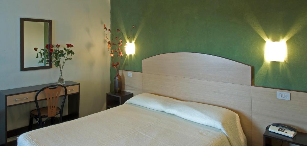 Hotel Il Cavaliere Nero Tirrenia Exterior photo
